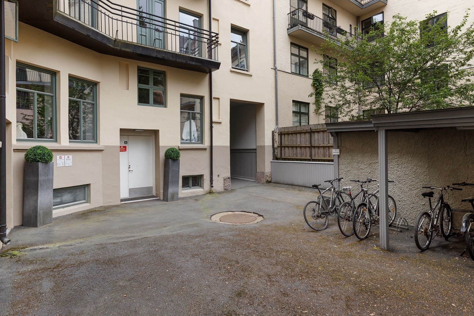 Borettslaget har en romslig og asfaltert bakgård med sykkelparkering Galleribilde