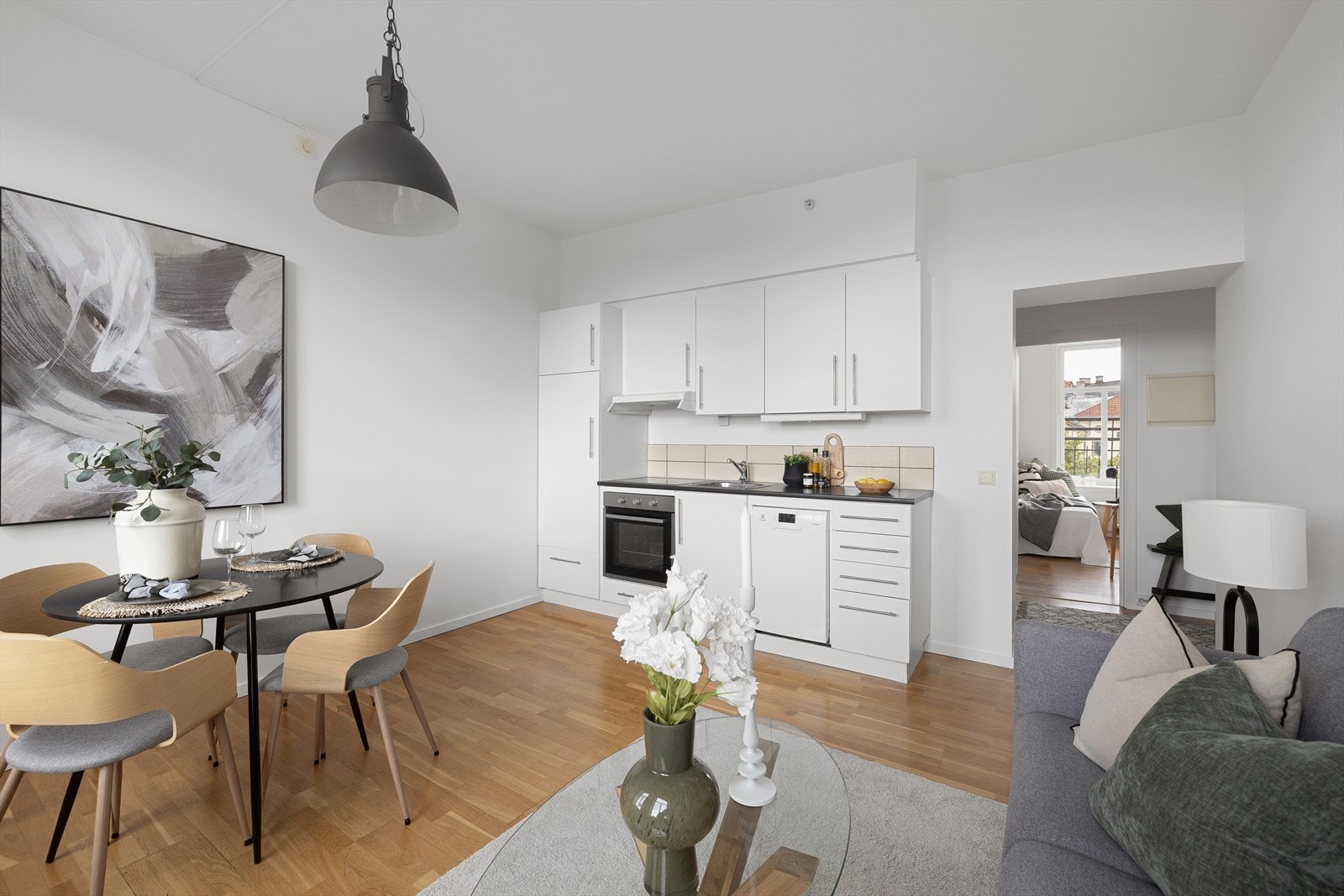 Kjøkkenet har hvite fronter og god skap- og benkeplass Galleribilde