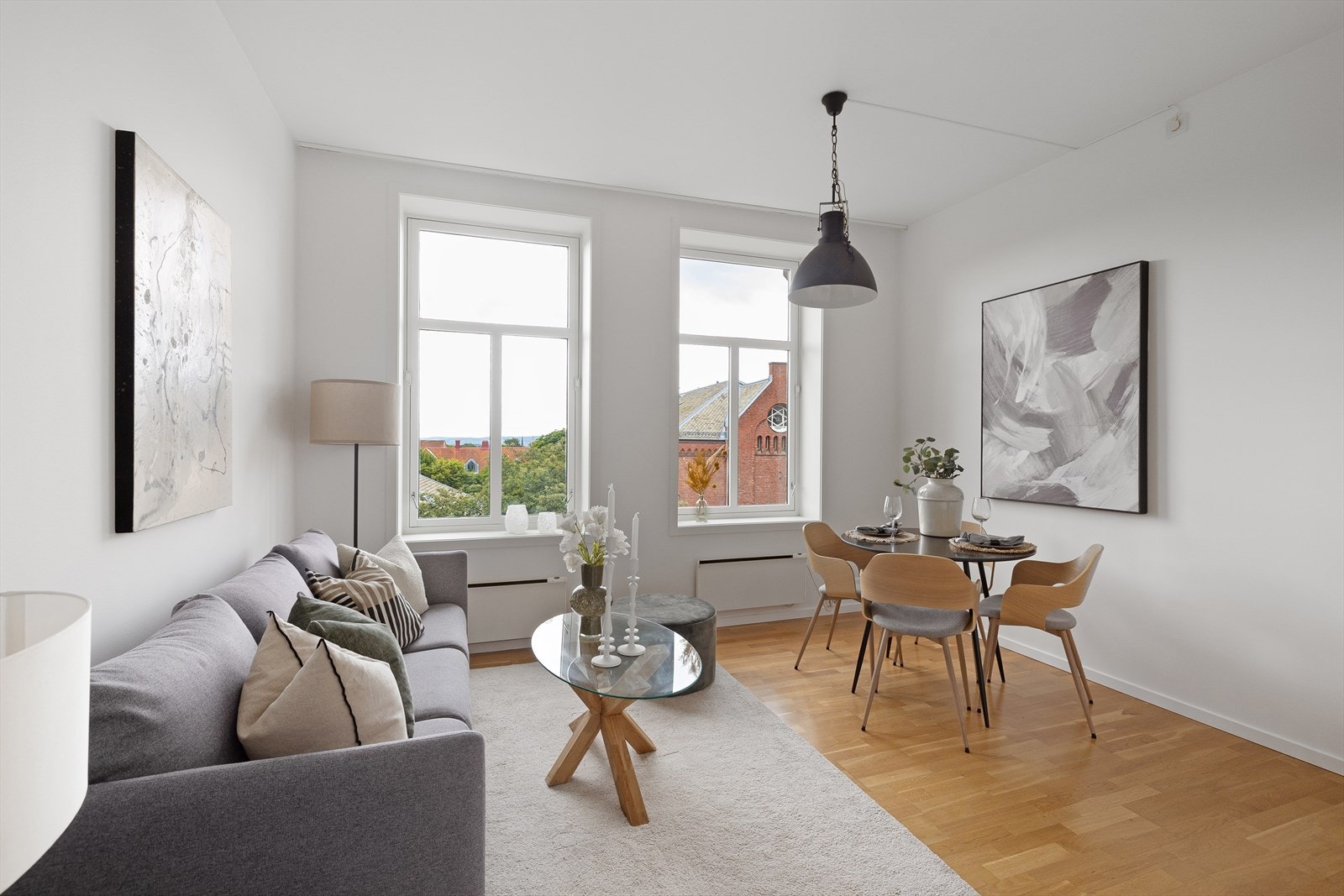 Stuen er sydvendt, har god takhøyde og god utsikt som gir en god romfølelse Galleribilde