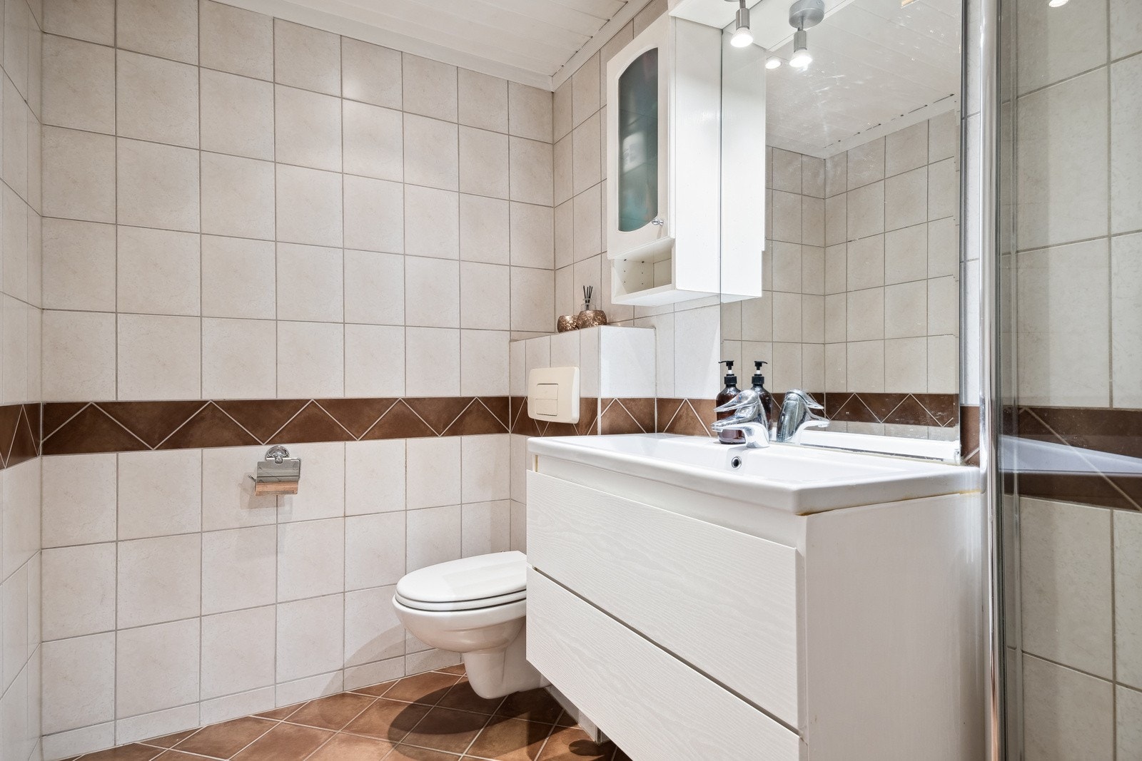 Badet har også nylig blitt påkostet med ny dør, ny servantinnredning, og termostat. Galleribilde