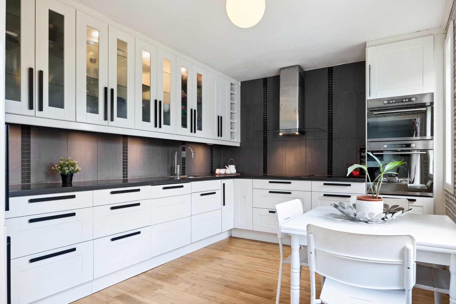 Profilerte fronter og integrerte hvitevarer. God benke - og lagringsplass. Varmtvannsbereder på 115L (fra 2005) plassert under kjøkkenbenk. Galleribilde