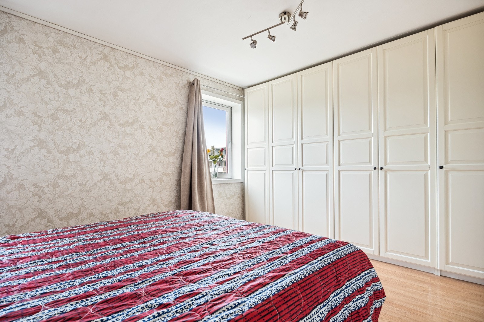 Soverommet er innredet med garderobeskap opp til taket. Galleribilde