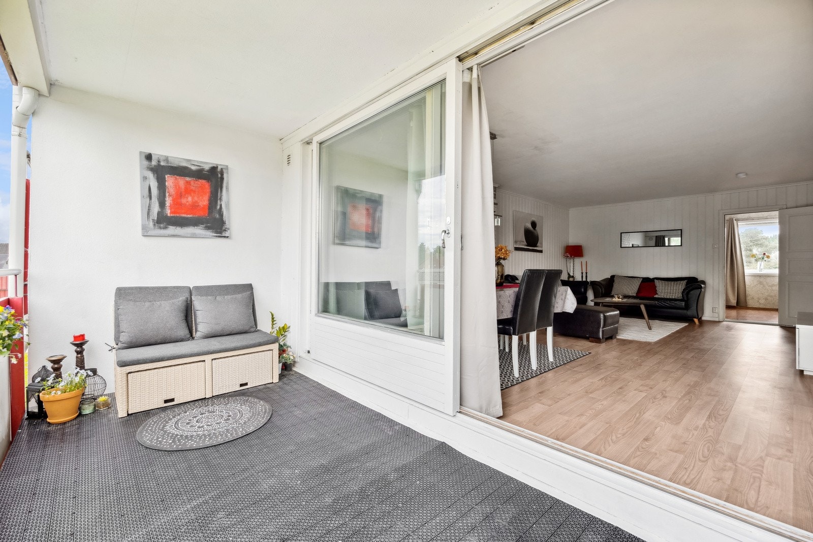 Fra stua har man utgang til privat balkong. Se de store skyvedørene! Galleribilde
