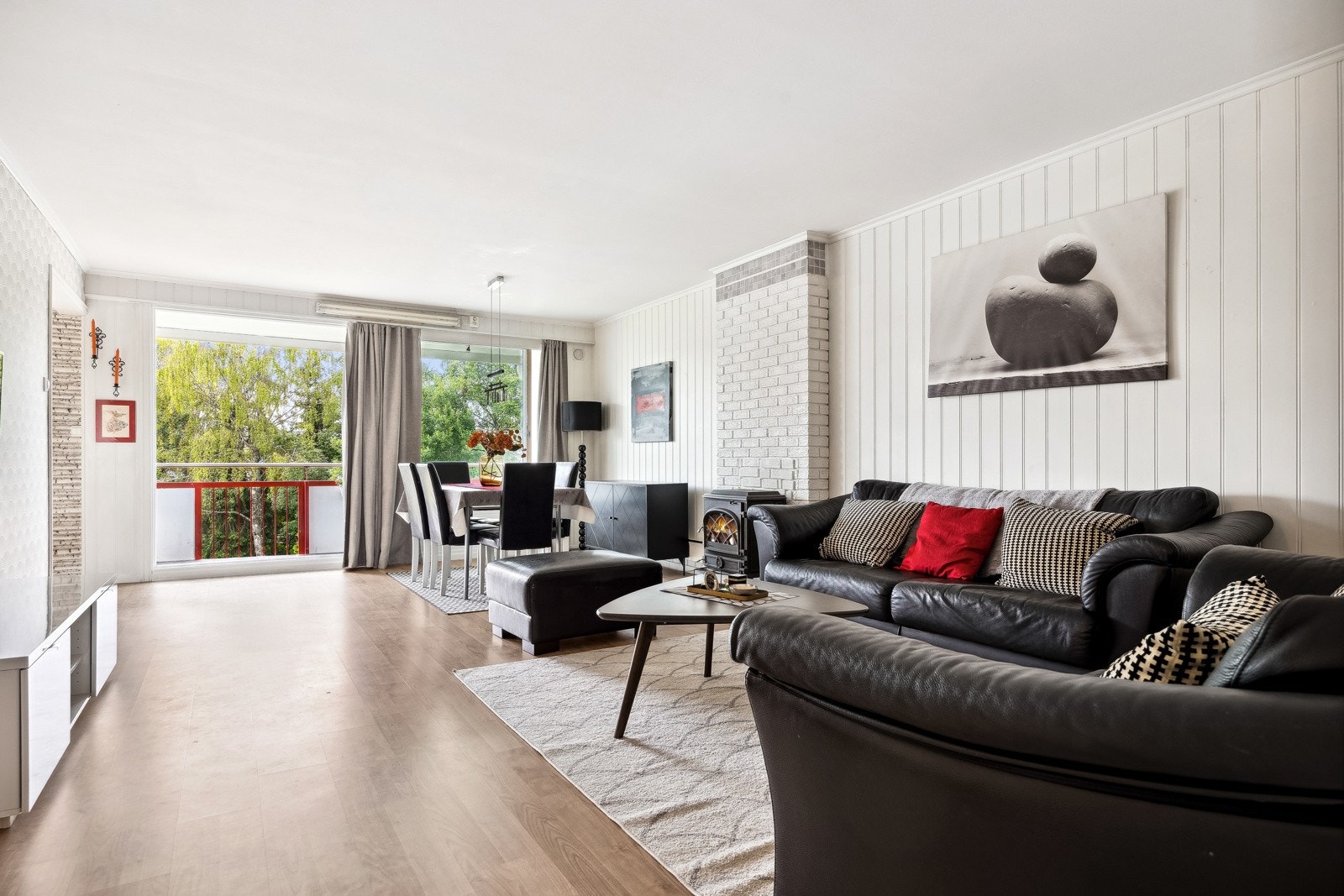 Stuen måler nesten 30 kvm og har rektangulær utforming. Perfekt til å innrede stuen etter egne behov. Galleribilde