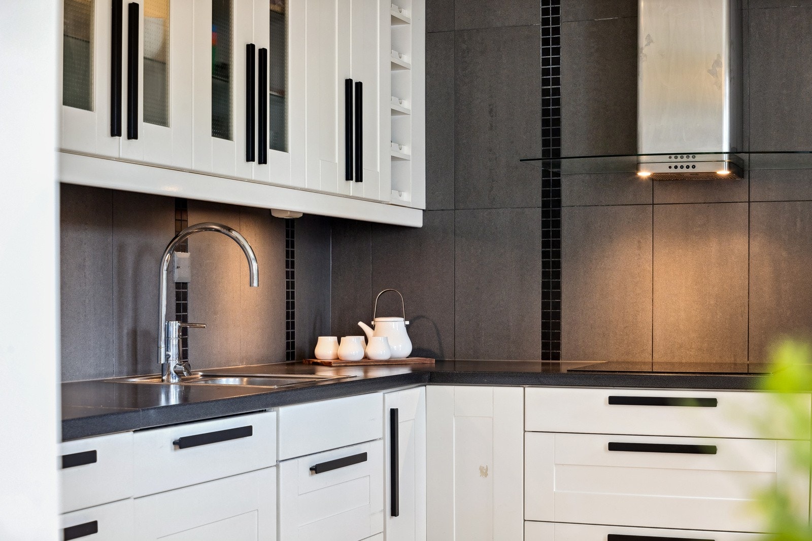 Et moderne kjøkken, og den svarte kontrastveggen får kjøkkenet til å se ekstra påkostet ut. Galleribilde