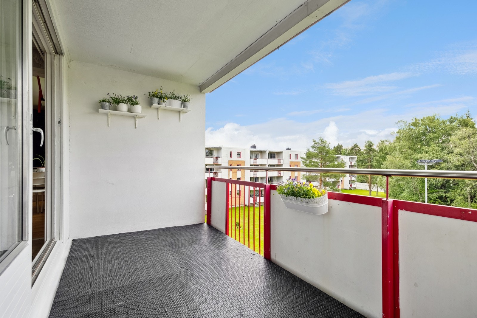 Rolig og tilbaketrukken utsikt mot borettslaget fellestomt. Galleribilde