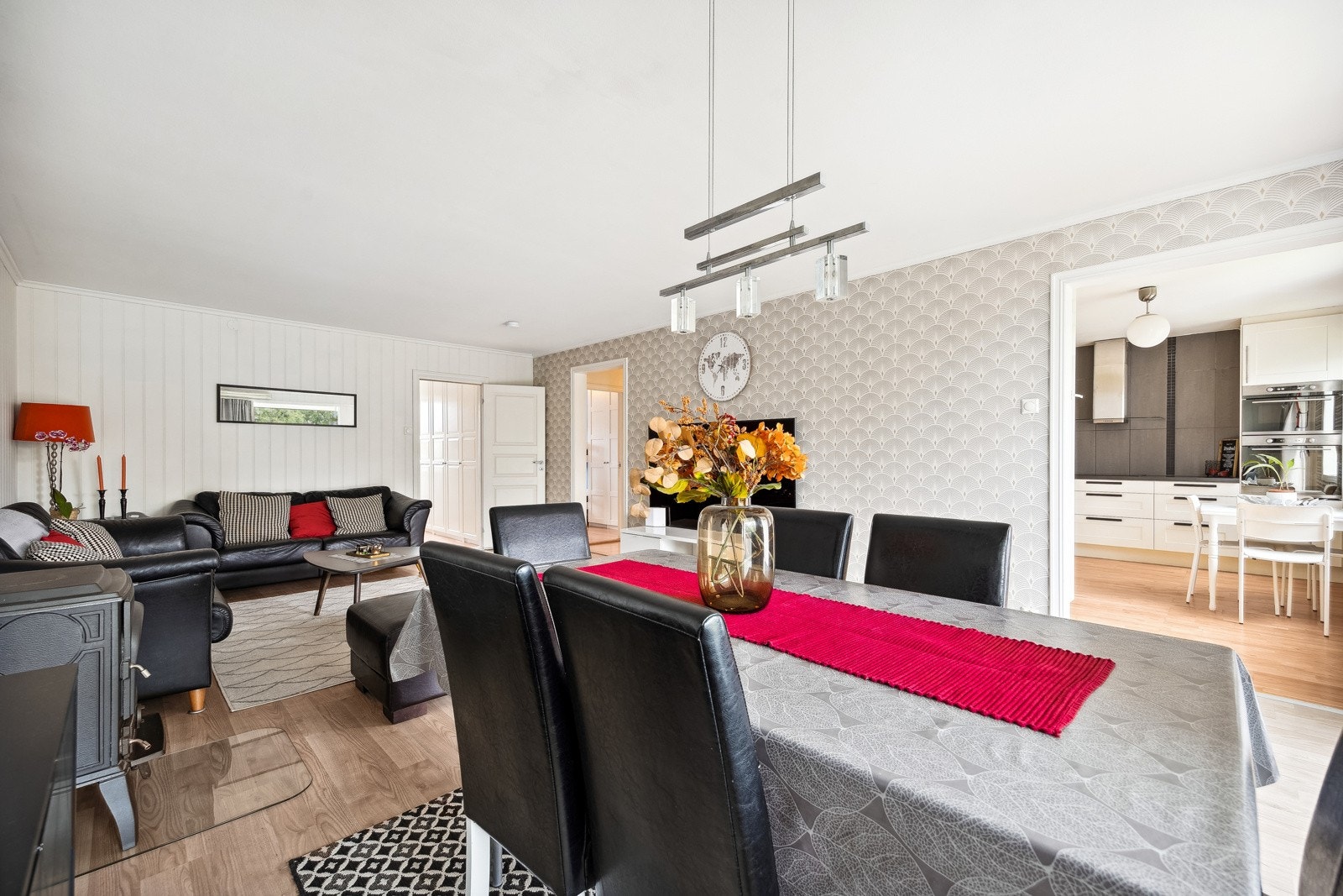 Det er naturlig å dele inn stua i soner - eksempelvis en TV-stue og spisestue. Galleribilde