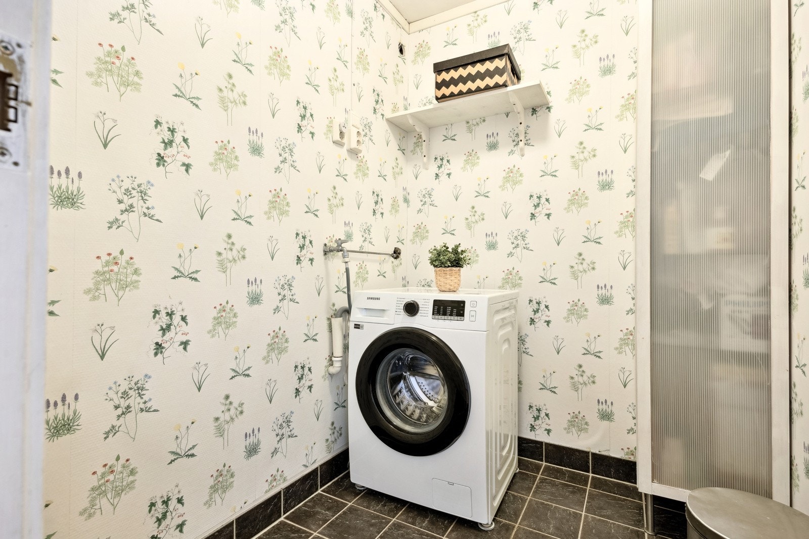 I tillegg til bad er det eget vaskerom. Praktisk! Galleribilde