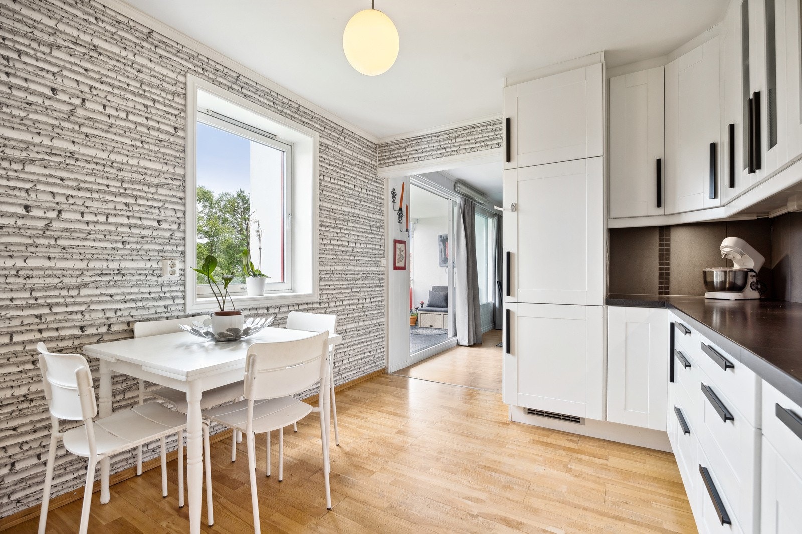 Kjøkkenet er fra 2010 og har innredning fra IKEA. IKEAs produkter er kjent for kvalitetet og lang brukstid. Galleribilde