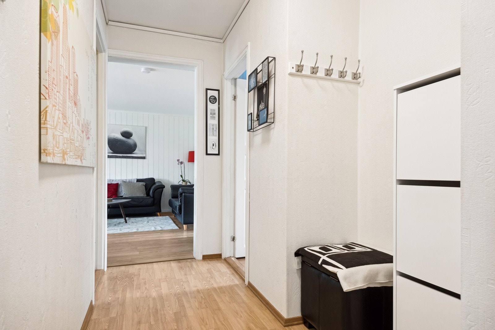 Entréen oppleves som romslig, og har plass til ulike løsninger for oppbevaring av uteklær og sko. Galleribilde