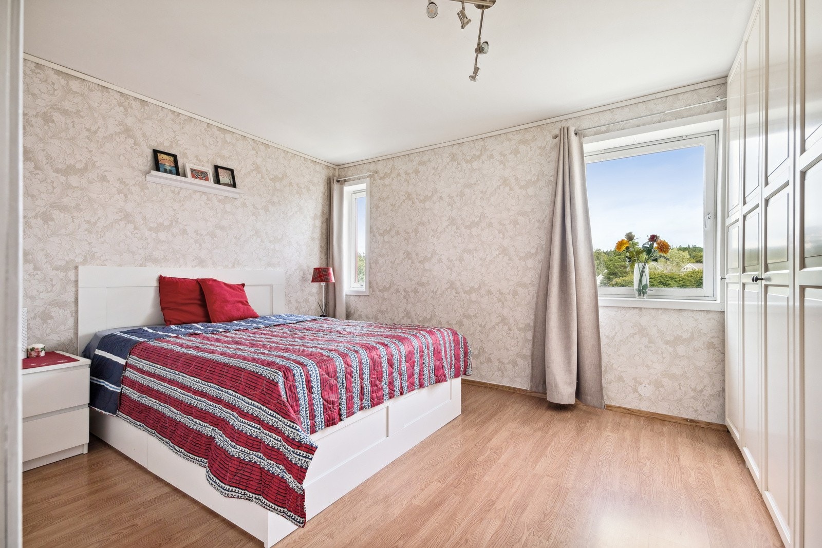 Hovedsoverommet er romslig med plass til dobbeltseng og tilhørende nattbord. Galleribilde