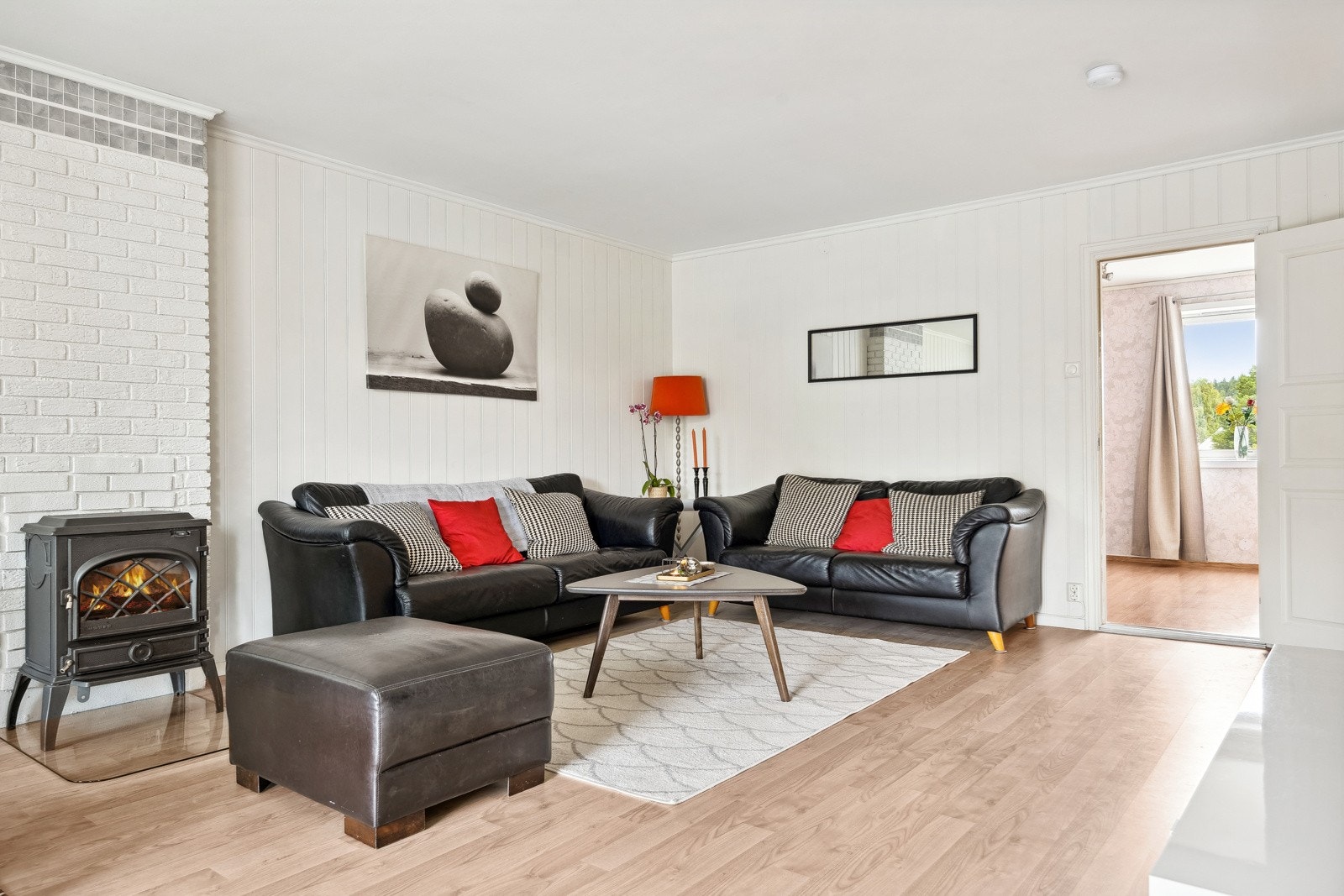 En deilig peisovn er ypperlig for kalde vinterdager, og er en billig oppvarmingskilde. Galleribilde