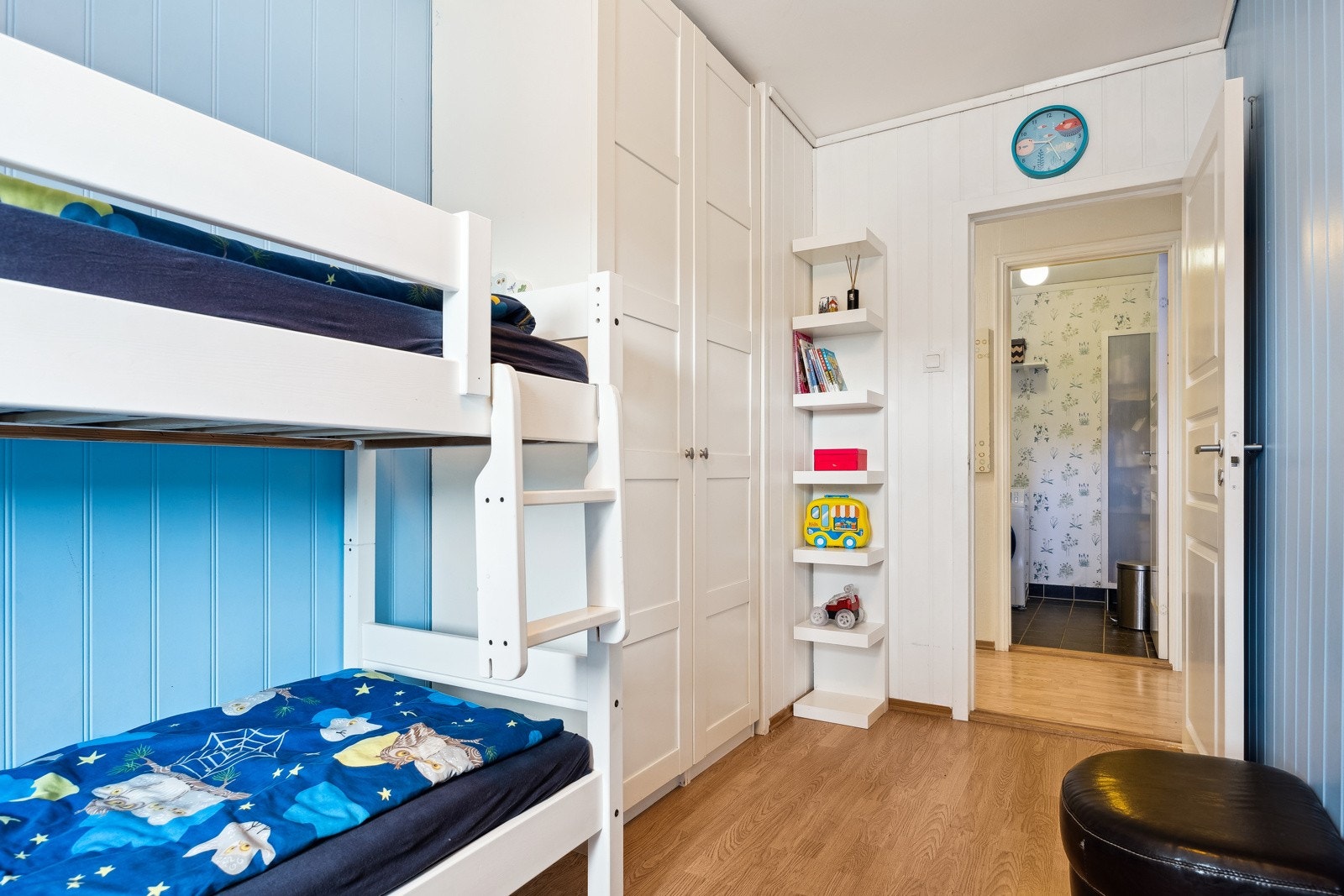 Rikelig med plass til både garderobeskap og seng. Galleribilde