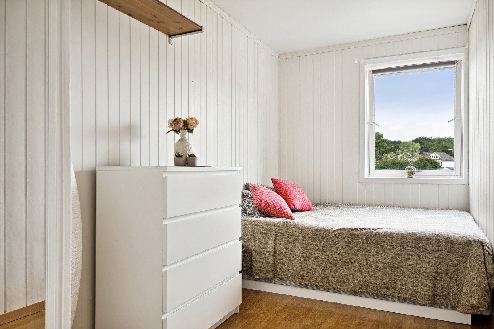 Har man ikke behov for alle soverom, kan man benytte de til hobbyrom, gjesterom eller kontor. Galleribilde