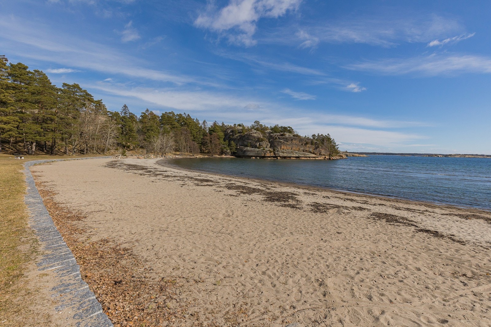 Flotte bademuligheter på Skjellvika badestrand som er rikt befolket på de varme sommertider med flotte turområder samt flere fiskeplasser Galleribilde