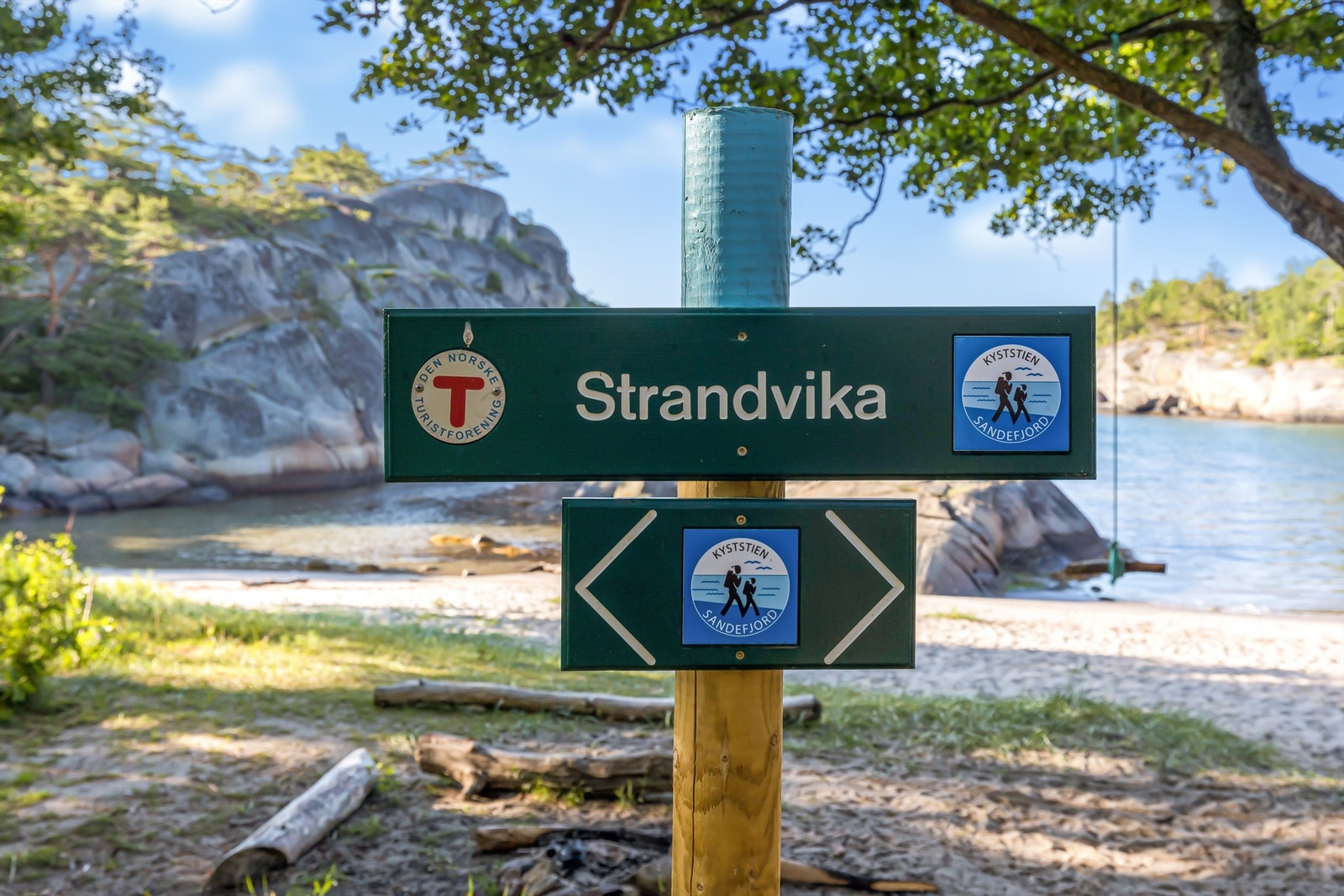 Kyststien på Østerøya byr på 20 km. merket løype for turgåere. Stien er merket fra Kastet innerst i Mefjorden og fra Røyseløkka. Store deler av kyststien er privat vei, hytteadkomst eller driftsvei i landbruksnæringa. Galleribilde