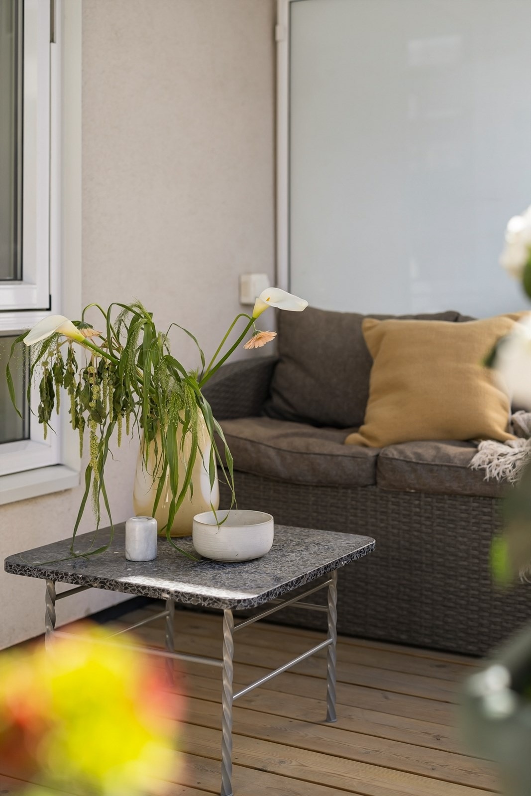 Leilighetens balkong er enkel å innrede med utemøbler og planter, og det overbygde området gir skjerming mot dårlig vær og vind. Galleribilde