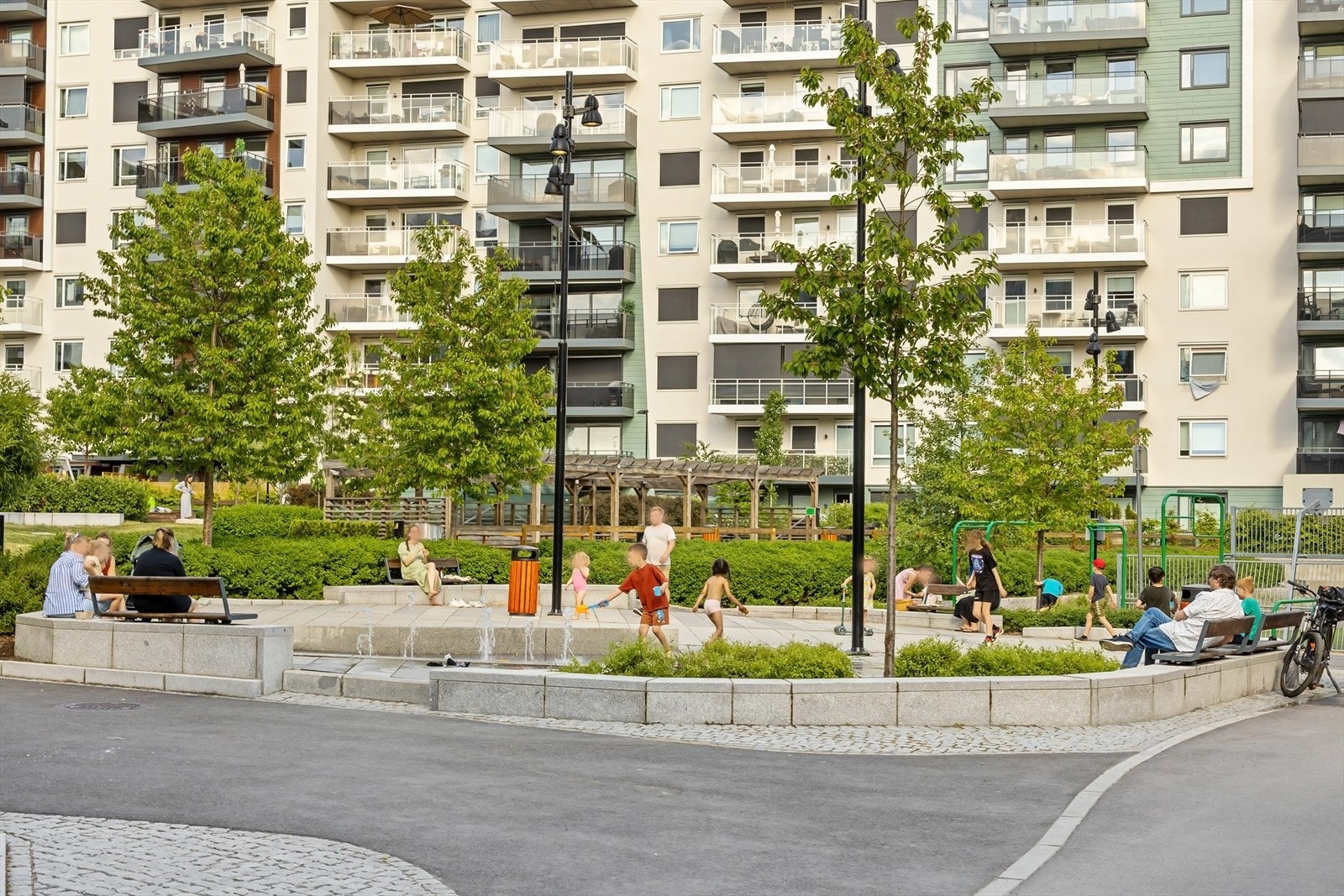 Her bor du rundt et av Lørens fineste gårdsrom med pergolaer, sittegrupper, lekeplass, ballbinge, fontene og mer. Galleribilde