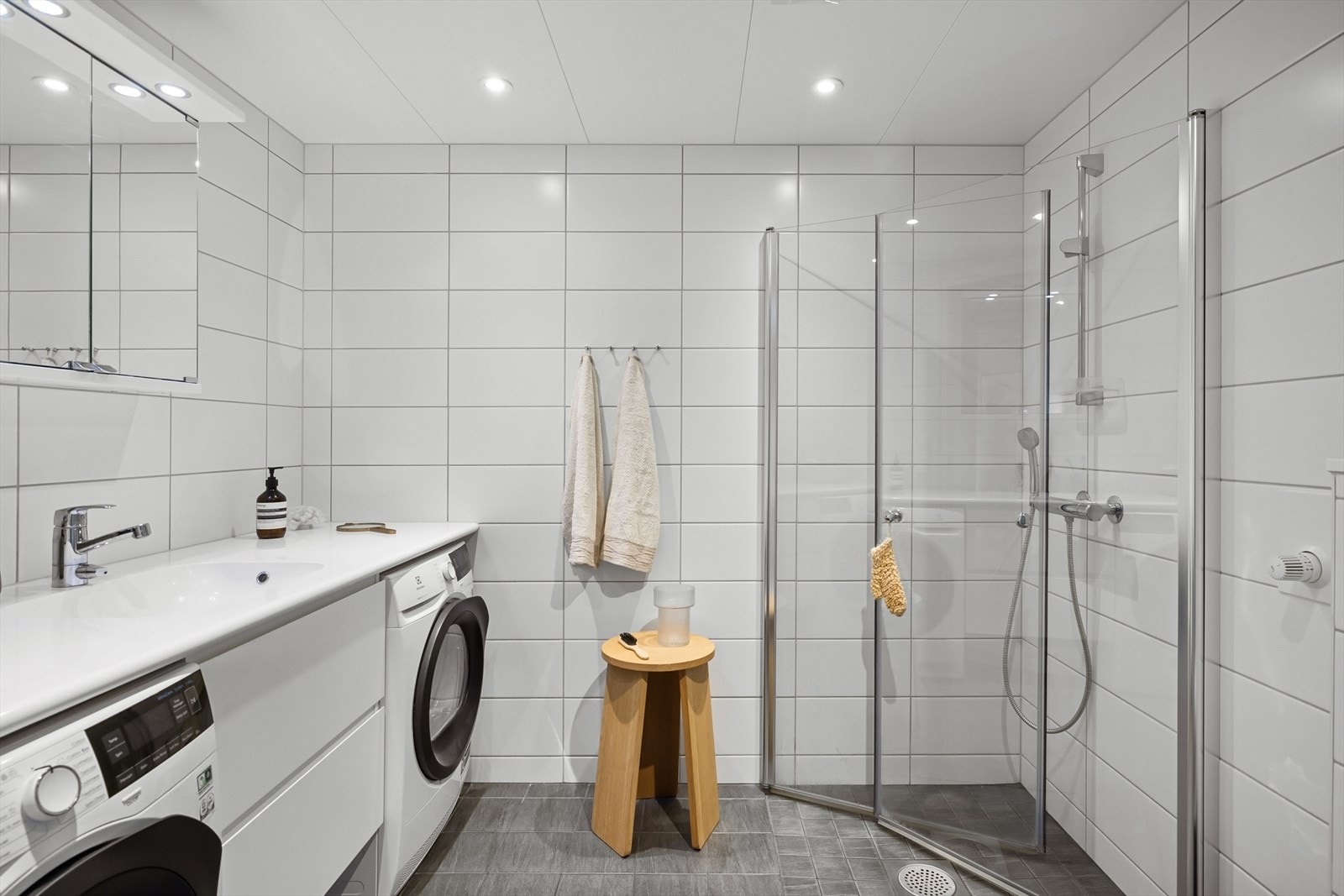 Det flislagte badet er utstyrt med vannbåren gulvvarme og en moderne innredning. Galleribilde