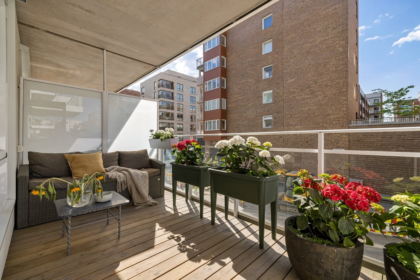 Med en privat levegg mot naboen kan du nyte fredfulle øyeblikk, og på sommerstid er det sol fra ca. kl. 15:00-17:00. Galleribilde
