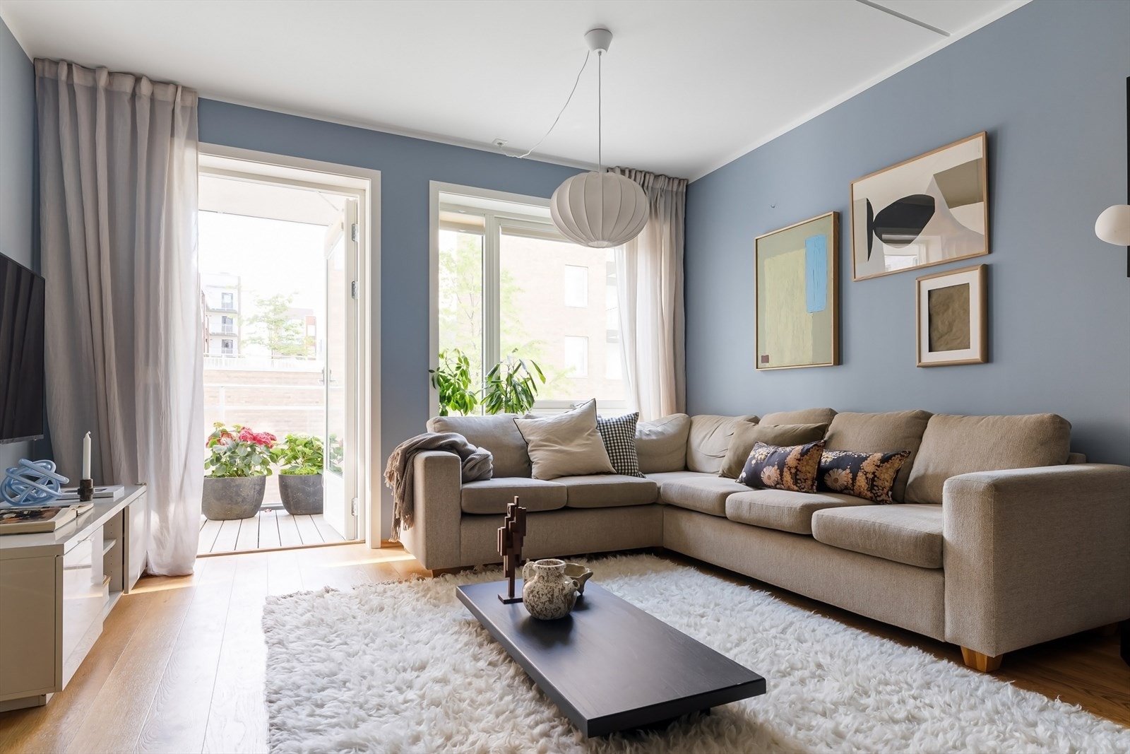 De store vinduene slipper rikelig med naturlig lys inn i rommet, noe som skaper en luftig atmosfære. Galleribilde