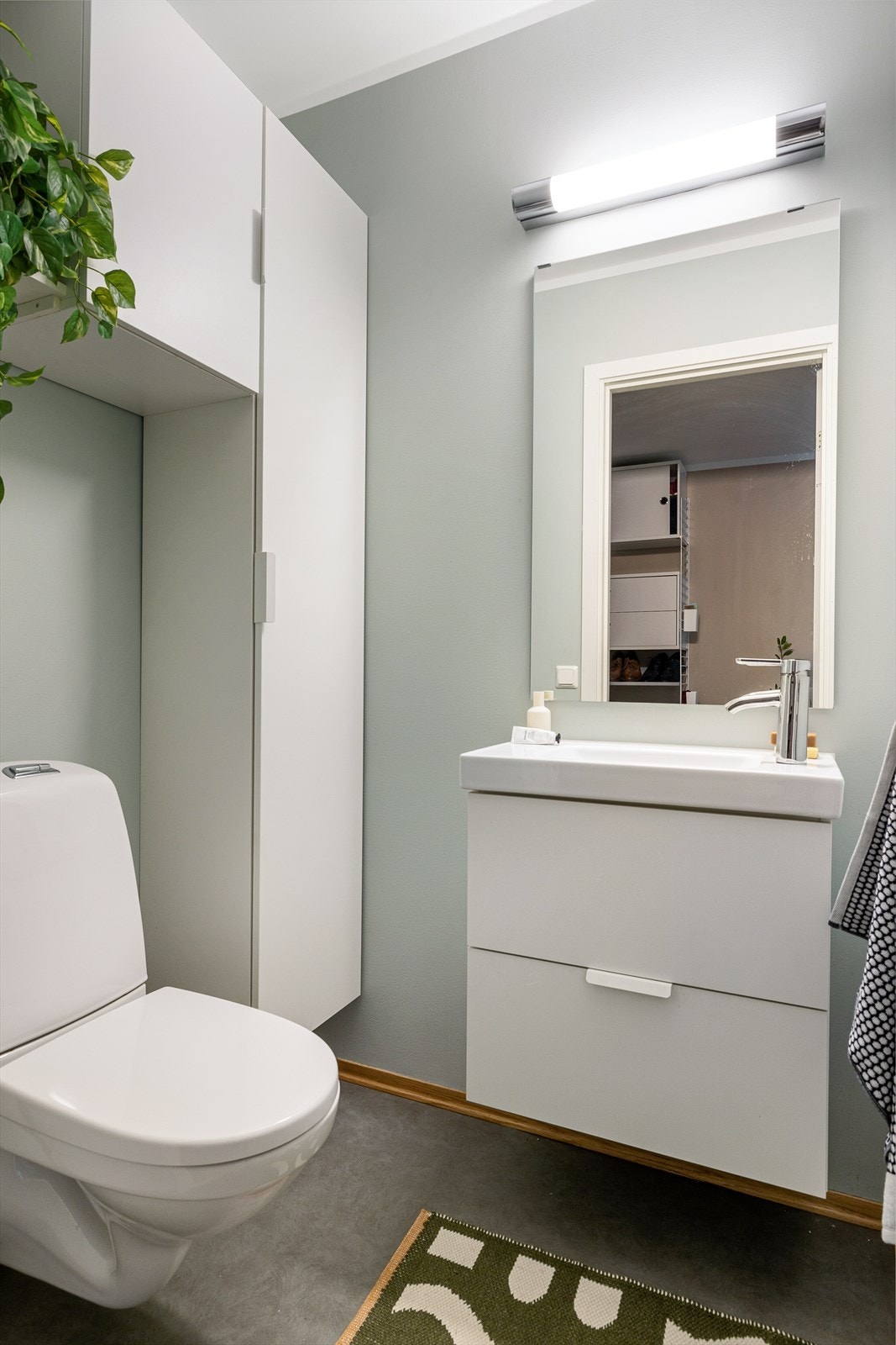 WC-rommet har et praktisk og funksjonelt design, med gulvbelegg, malte/tapetserte vegger og malt himling. Galleribilde