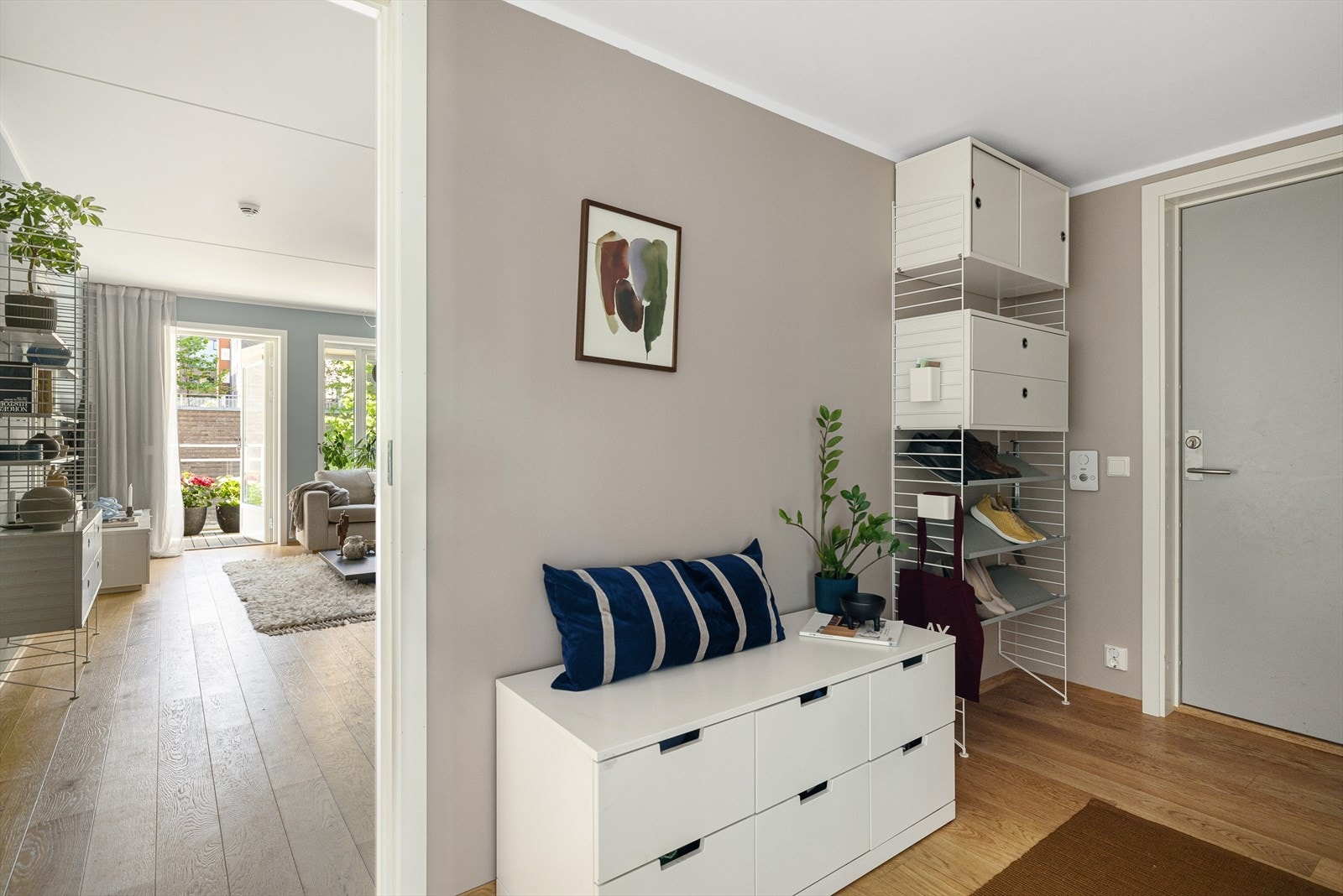 Den åpne og brede entréen ønsker deg velkommen inn i hjemmet. Galleribilde
