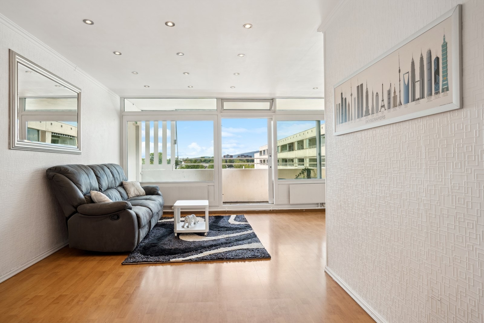 Det er downlights i taket hvor deler av disse kan dimmes til ønsket styrke. Galleribilde