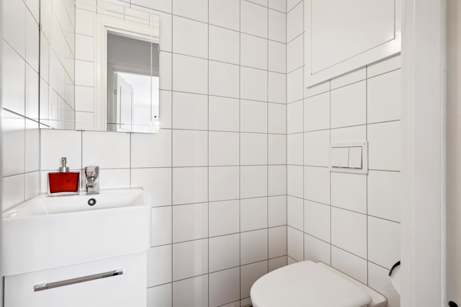 Adskilt WC-rom med vegghengt WC og servantsinnredning. Galleribilde