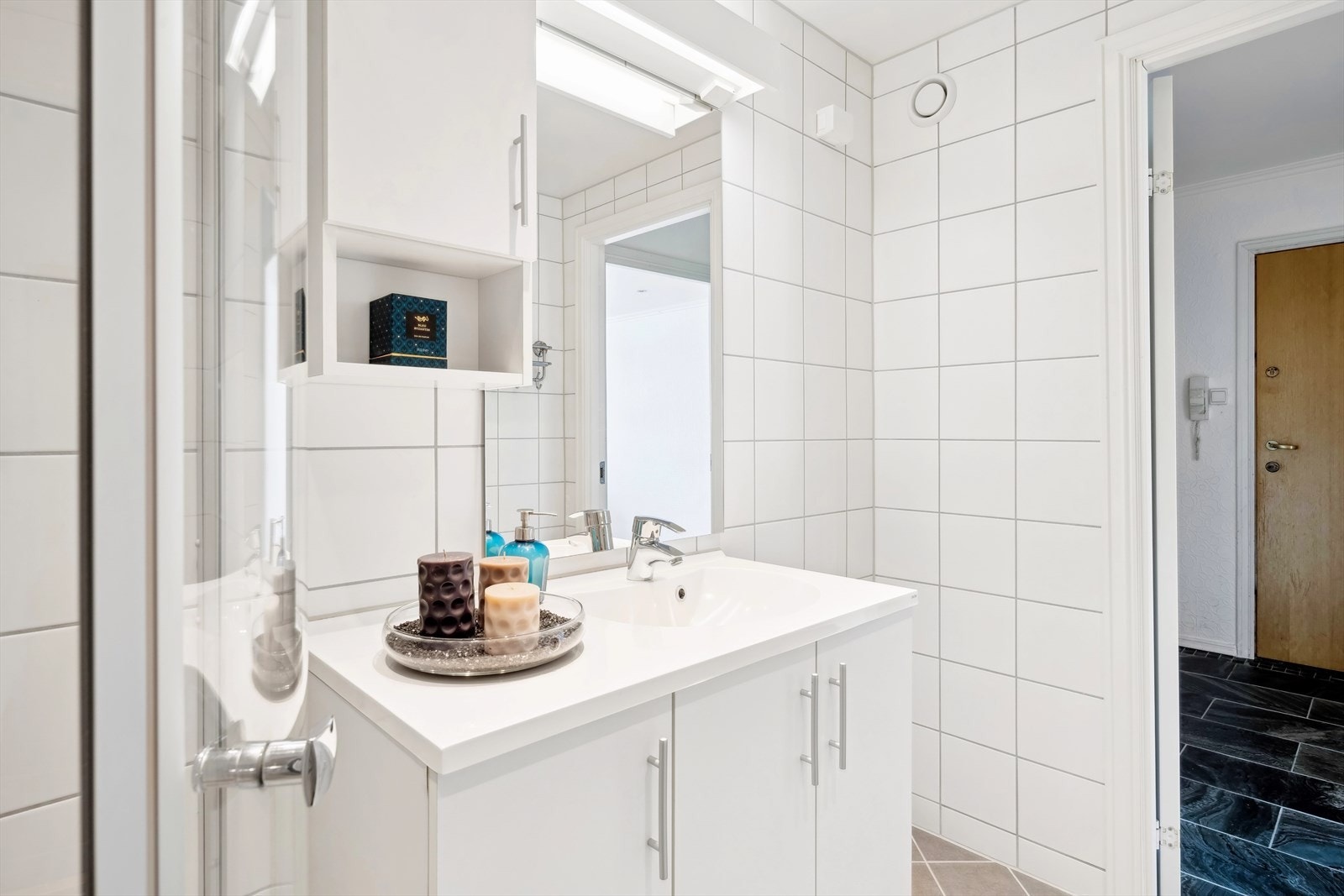 Det er varmekabler i gulvet og opplegg for vaskemaskin på badet. Galleribilde