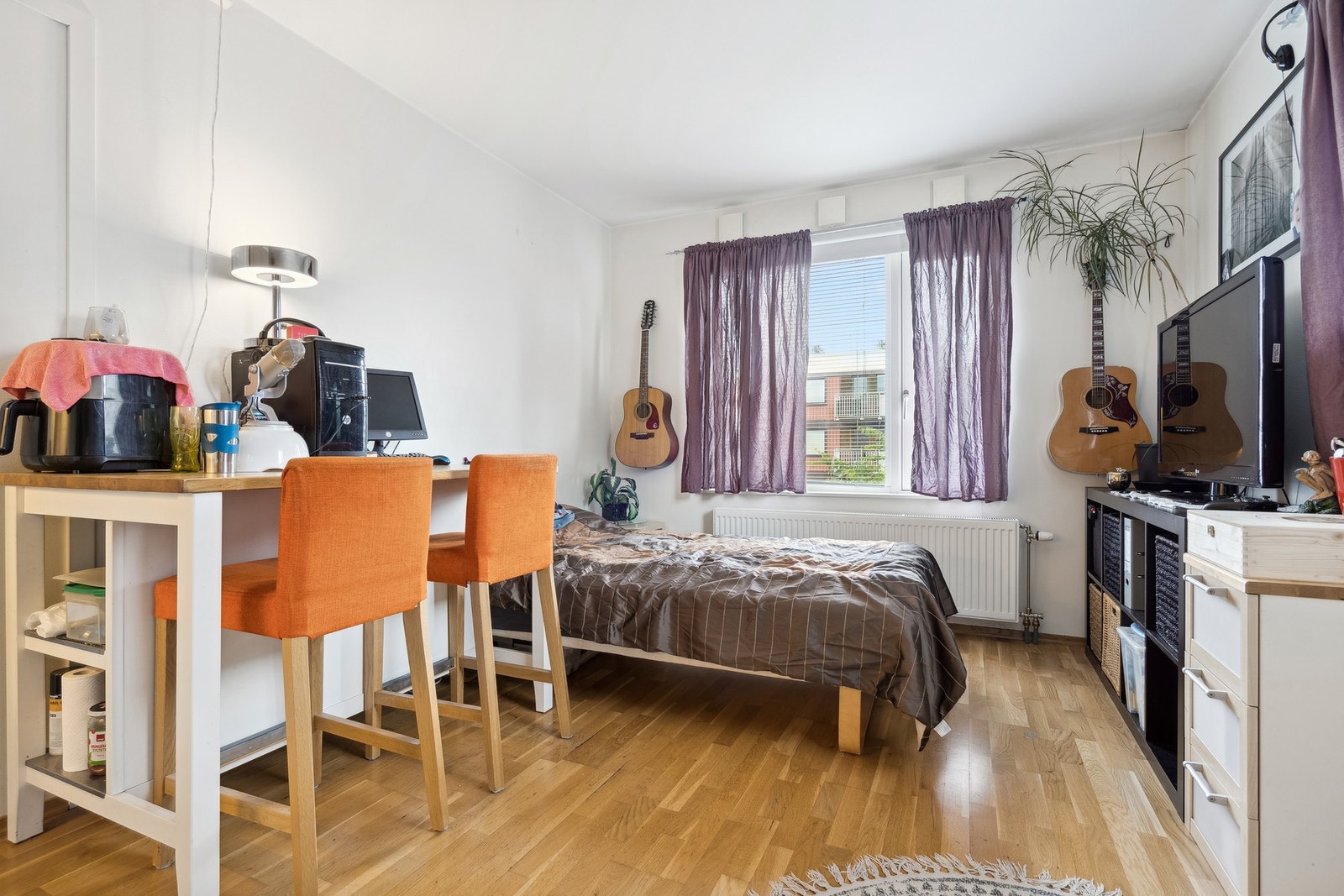 Leilighetens utleiedel rommer 18,7 kvm og består av entré, bad og stue/kjøkken. Galleribilde