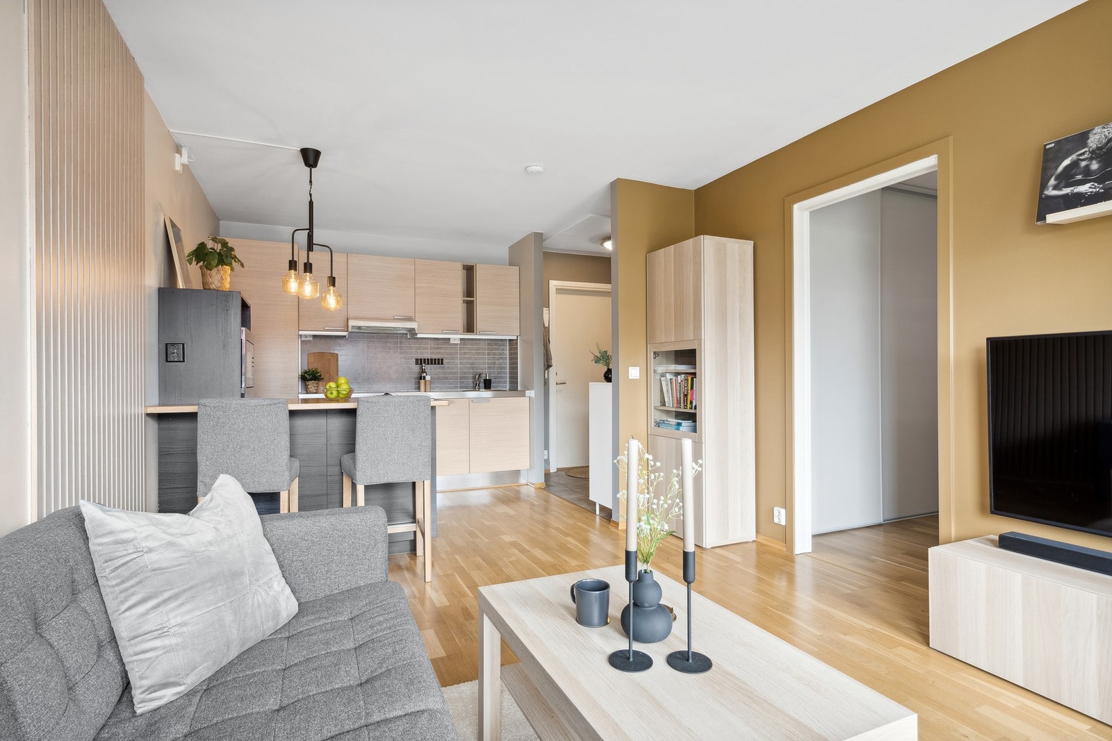 Den åpne stue/kjøkkenløsningen skaper definerte soner for sittegruppe ved kjøkken-øy og sofagruppe. Galleribilde