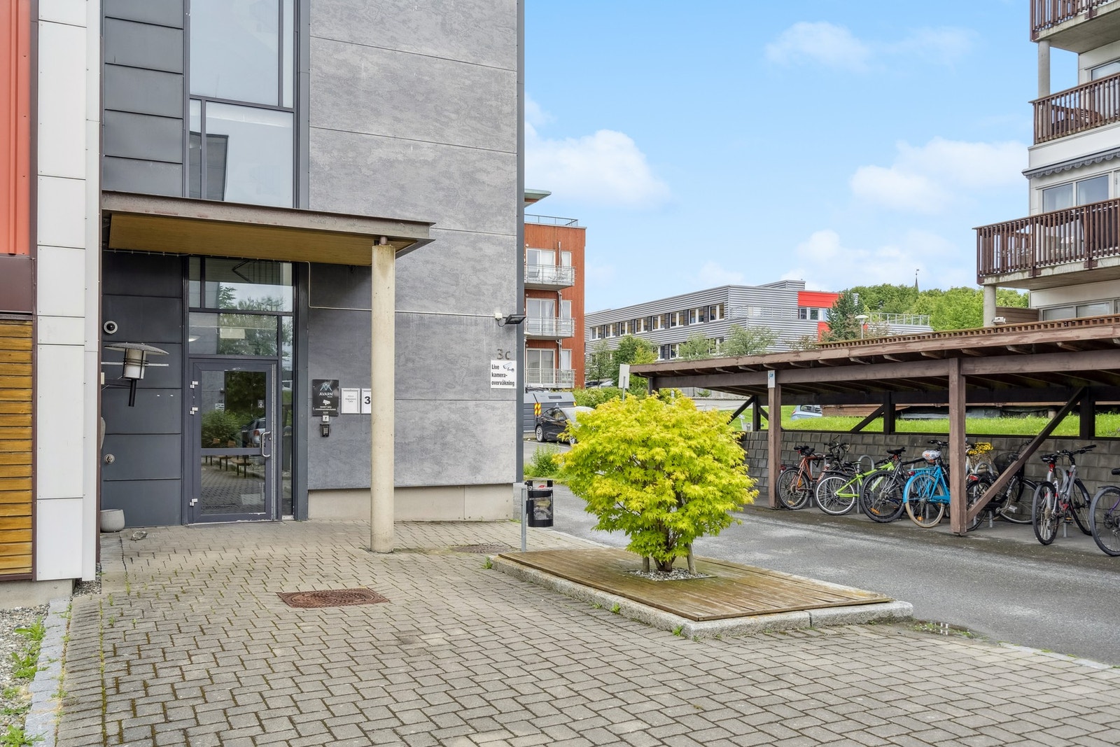 Inngangsparti til blokken. Velkommen til visning! Galleribilde