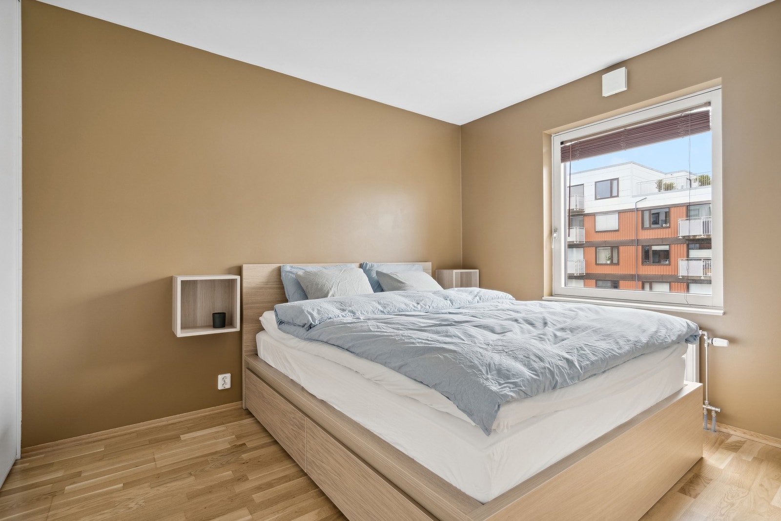 Leilighetens soverom rommer 11,4 kvm og har god plass til dobbeltseng av god størrelse og annet ønskelig møblement. Galleribilde