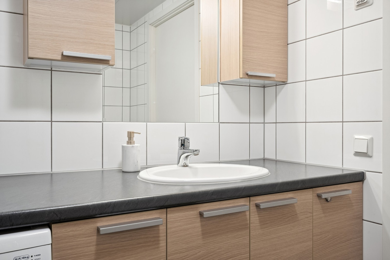 Badet er innredet med servant på underskap, overskap og speil. God lagringsplass til baderomsartikler eller annet etter ønske. Galleribilde