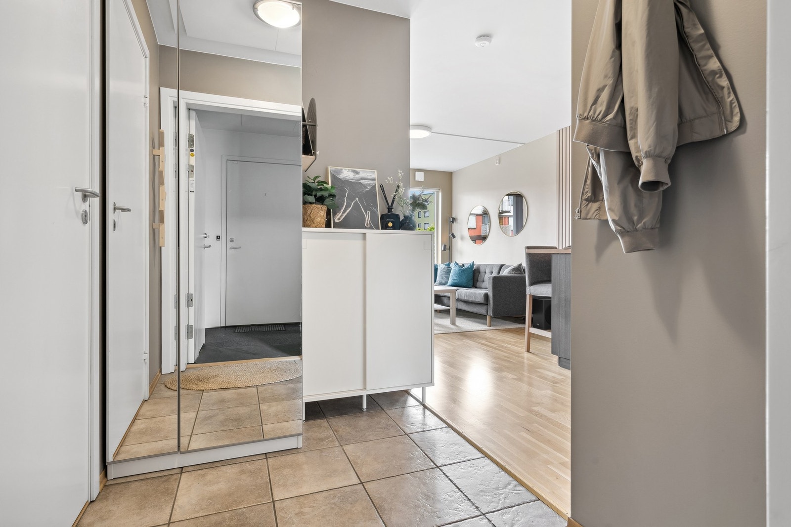 Leilighetens entré er innredet med et garderobeskap som vil medfølge handelen. Godt med lagringsplass til sko og oppheng av yttertøy. Galleribilde