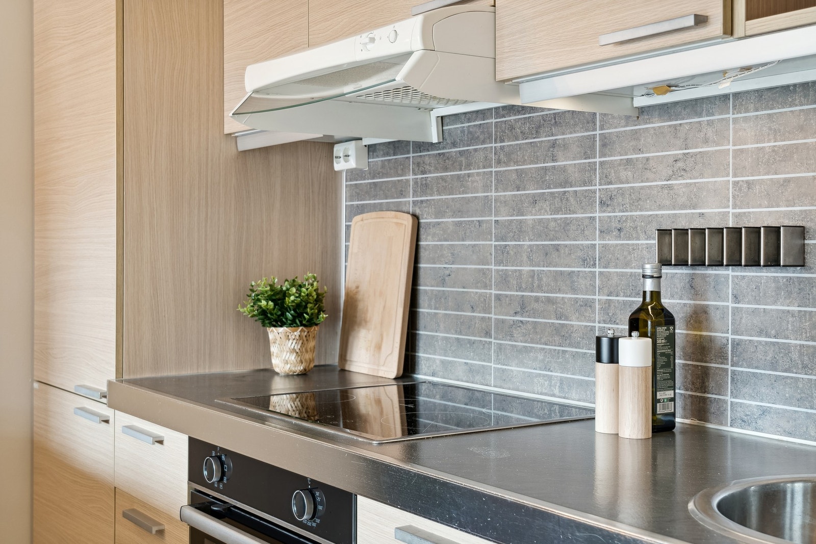 Kjøkkenet er utstyrt med laminert plate mellom over- og underskap, som bidrar til et moderne inntrykk. Galleribilde