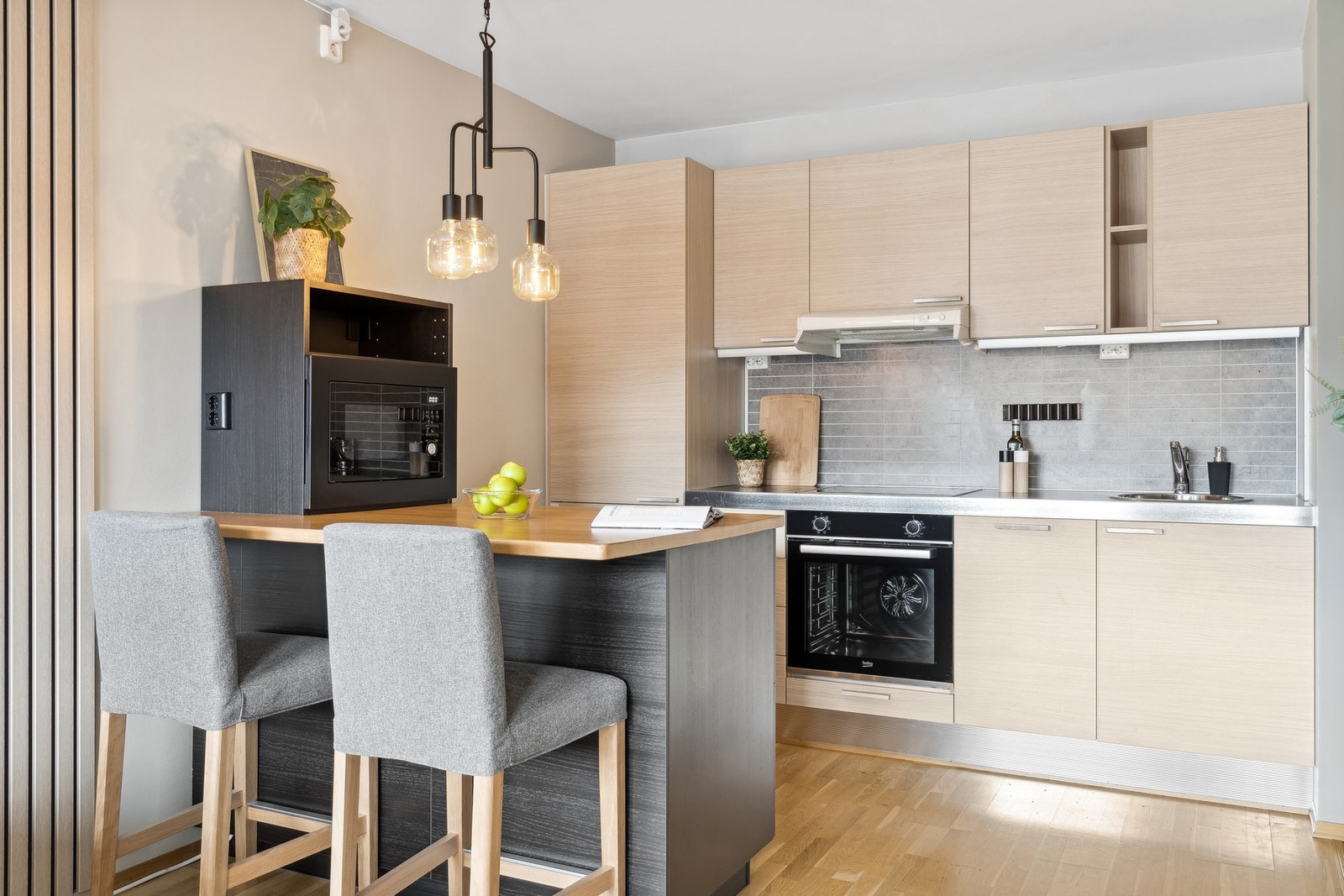 Et flott kjøkken med kjøkkenøy og rikelig med skap- og benkeplass. Kjøkkenet er godt vedlikeholdt og holder en god standard, noe som er bekreftet av takstmann med tildelt TG 1 på samtlige punkter. Galleribilde