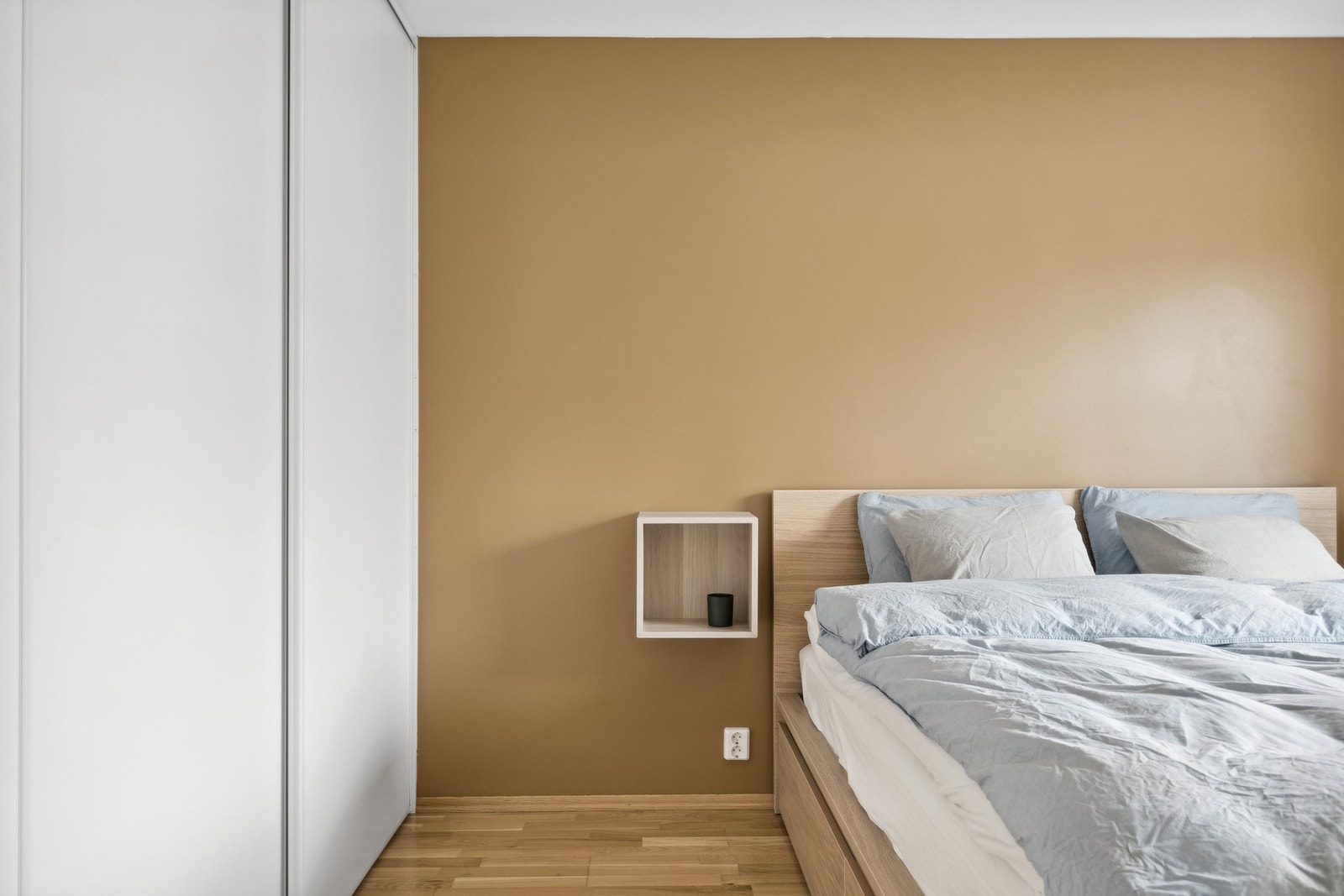 Soverommet er i dag utstyrt med en skyvedørsgarderobe som vil medfølge handelen. Galleribilde