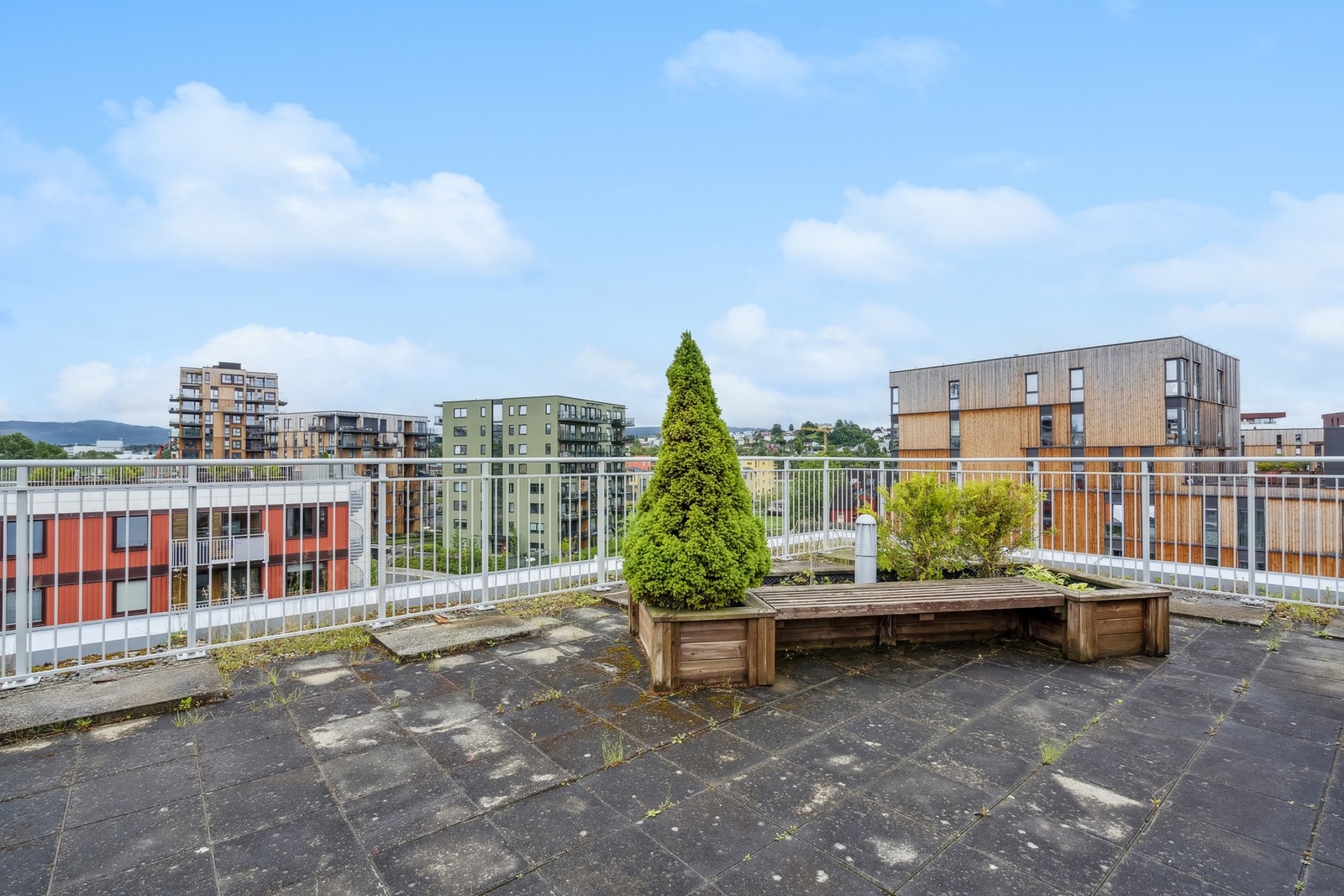 Byggets felles takterrasse kan benyttes av alle. Perfekt på sommerhalvåret for å samle venner og familie. Galleribilde