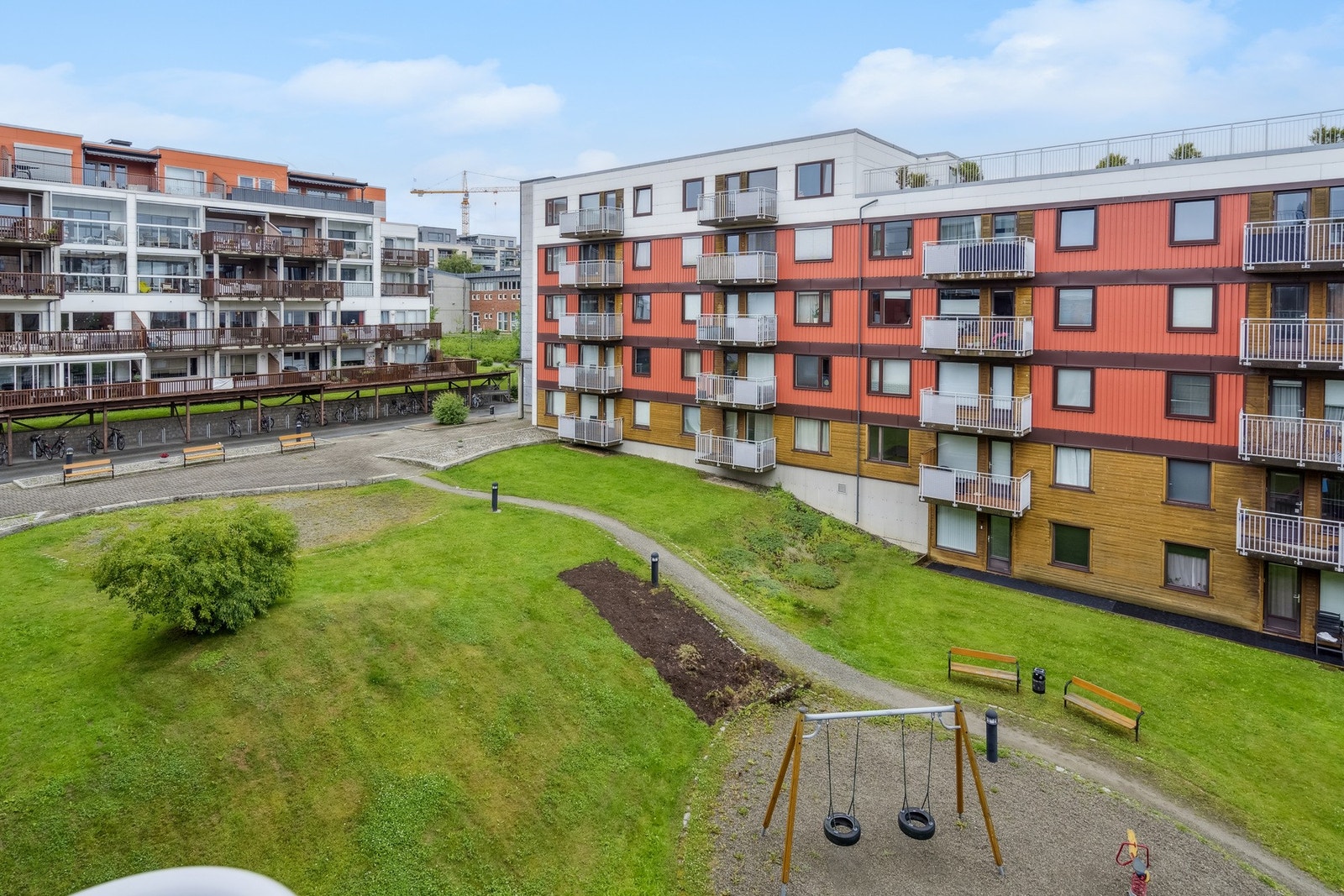 Flott opparbeidet fellesareal med lekeplass og benkeplasser. Galleribilde