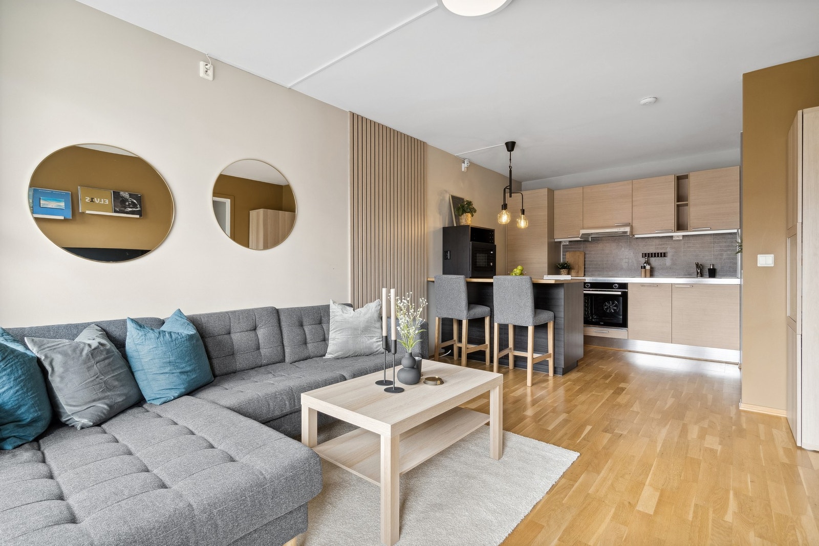 Det er lagt spiler på vegg mellom kjøkken og stue. Galleribilde