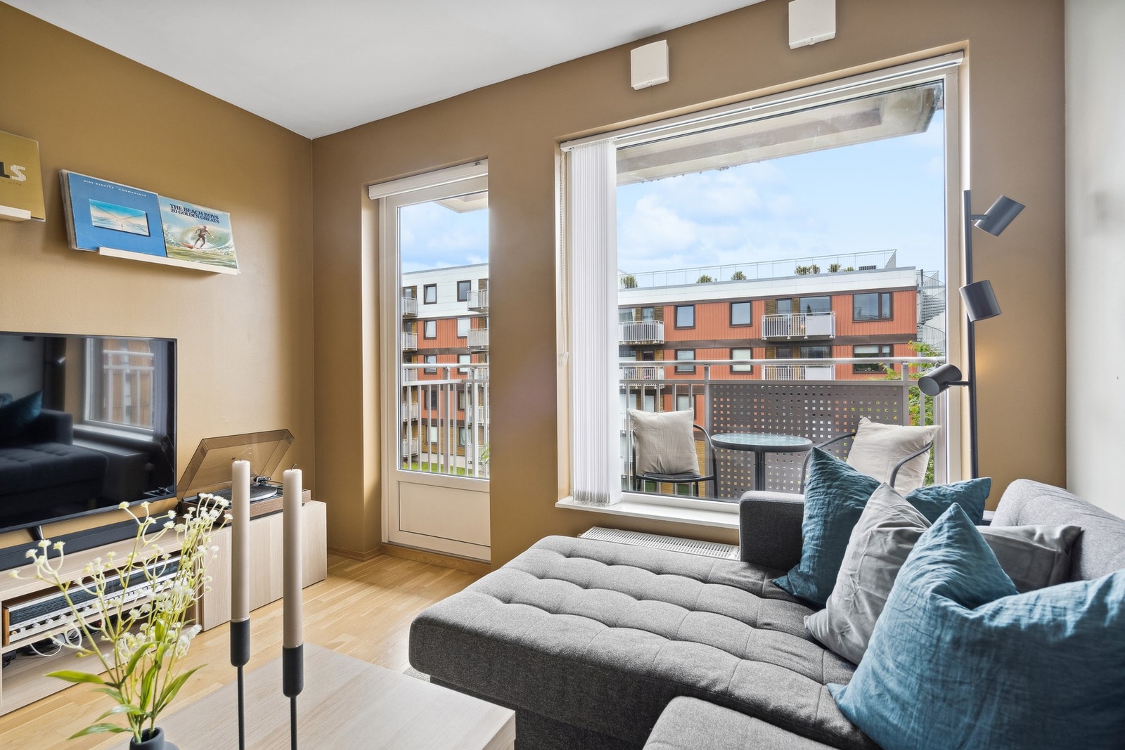 Fra stuen kommer du direkte ut til leilighetens balkong. Galleribilde