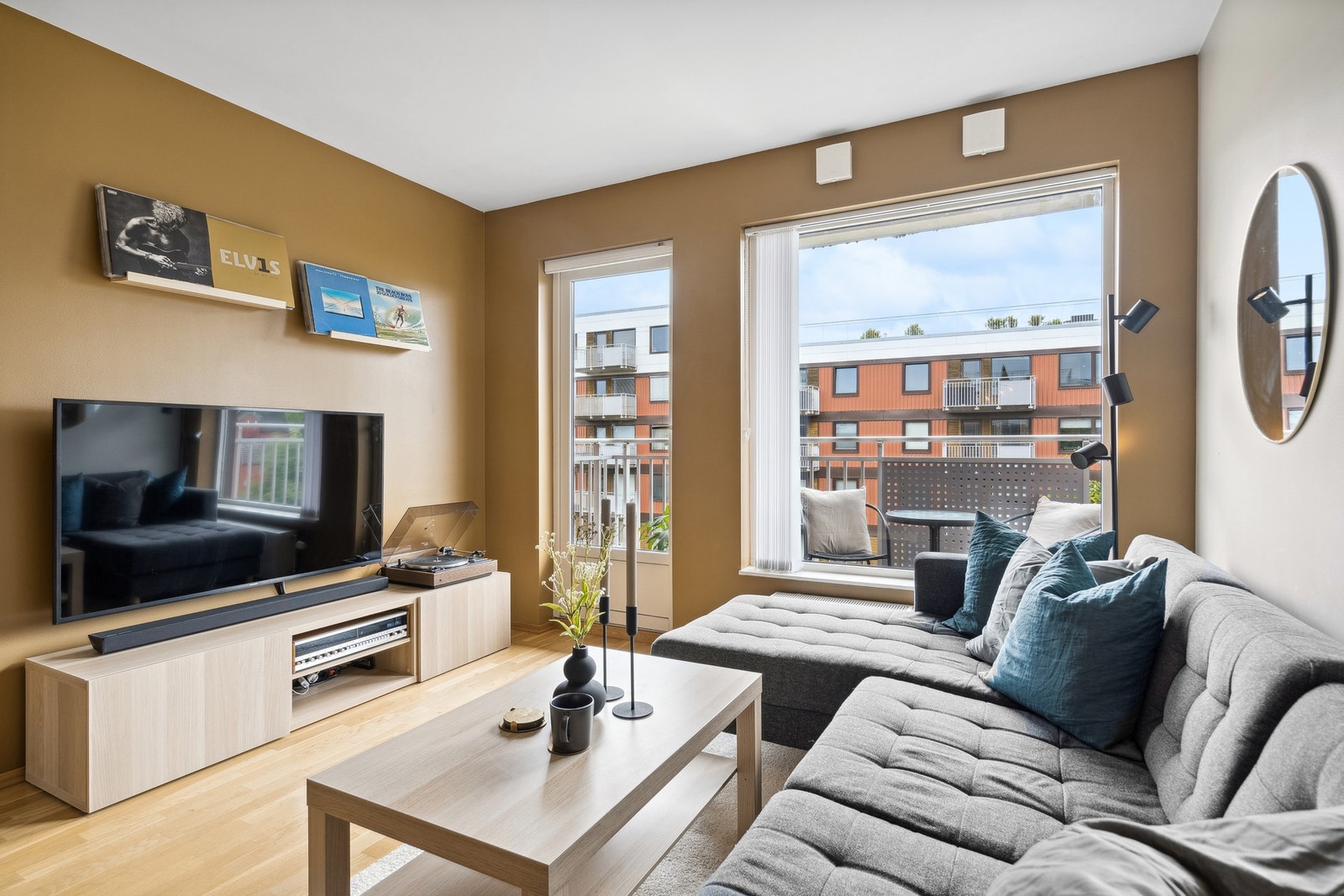 Stuen er malt i varme og behagelige farge toner og det er utgang til privat balkong. Galleribilde