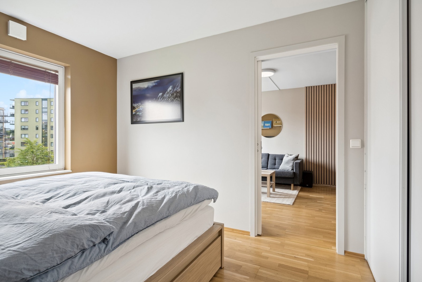 Soverommet er også malt i moderne farger som kombinert med store vindusposter skaper en behagelig atmosfære. Galleribilde