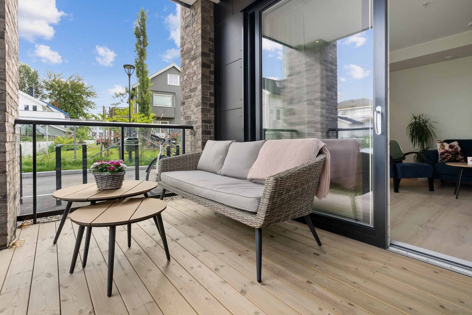 Romslig terrasse med plass til utemøblement - en herlig forlengelse av stua på sommerstid! Galleribilde