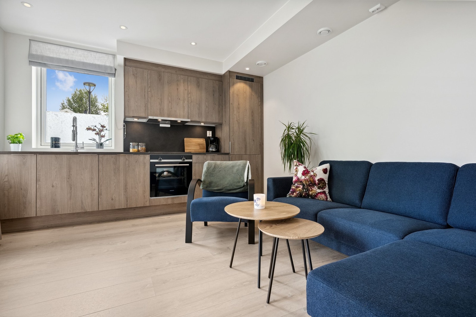 Stilrent og moderne kjøkken fra Norema. Godt utbygget med skap og benkeplass. Galleribilde