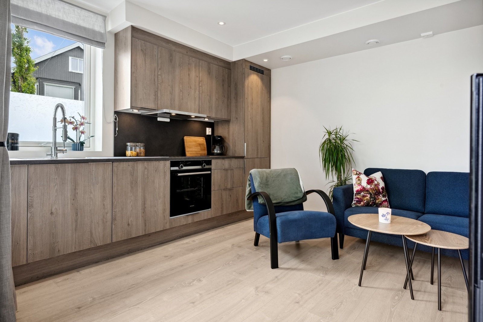 Helhetlig moderne preg med listefrie løsninger, downlights i himling og slette gipsvegger. Galleribilde