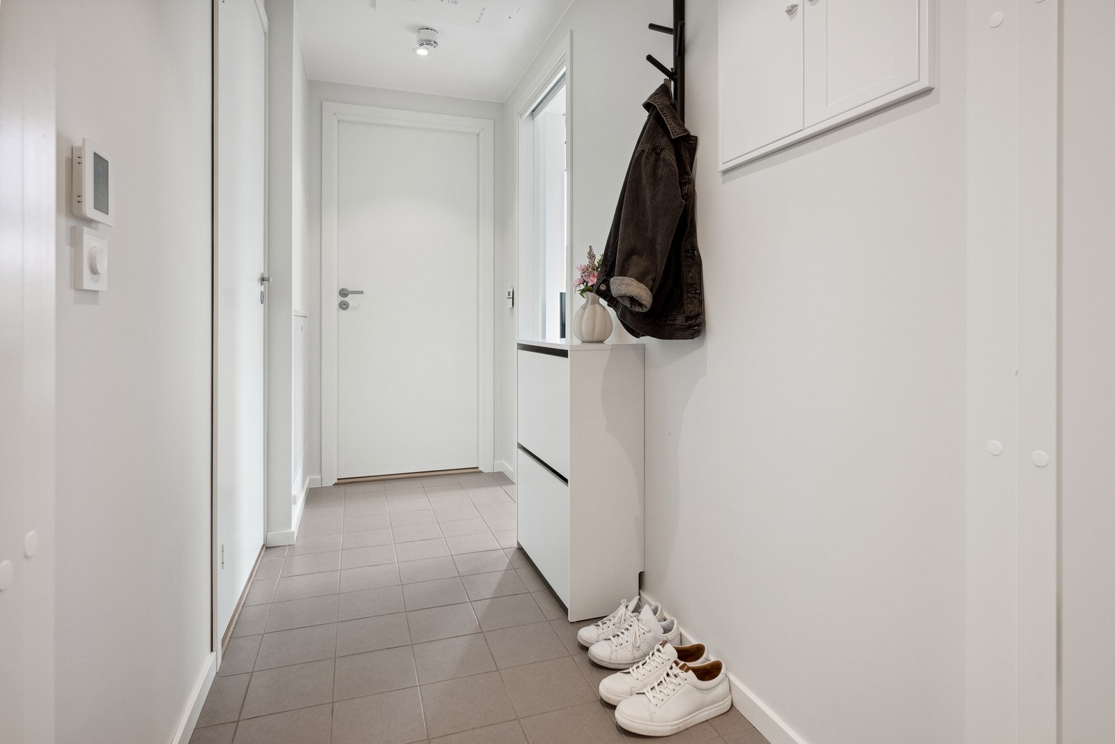 Entré med plass til skotøy og oppheng av yttertøy. Varme i gulv. Downlights i himling. Galleribilde