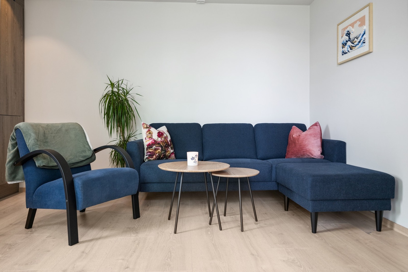 God plass til sofaen i naturlig definert sone. Galleribilde